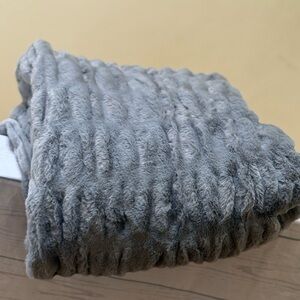 Luxurious Faux Fur Throw Blanket in Gray